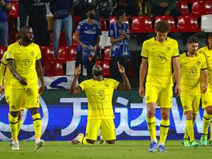 لوكاكو (وسط) يحتفل بهدفه في شباك الهلال