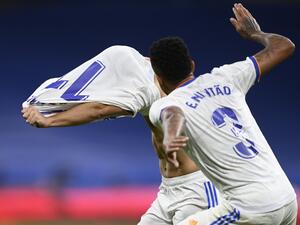 آسينسيو (يسار) يمنح ريال مدريد 3 نقاط مهمة في سباق الفوز بلقب الليغا