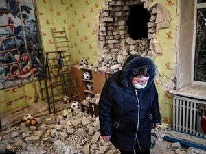 صورة من داخل الحضانة التي تعرضت للقصف يوم أمس