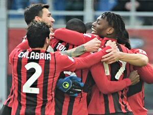 لاعبو ميلان يحتفلون بهدف لياو (الثاني من اليمين)