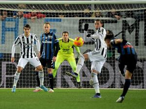 مالينوفسكي (يمين) يسجل هدفاً رائعاً في شباك فويتشيك تشيزني حارس يوفنتوس