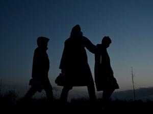 Migrants walk toward a camp on the Turkish side of the Turkey-Greece border near the Pazarkule crossing gate in Edirne province on March 7, 2020 as makeshift camps have sprung up around the border where thousands of refugees have been encouraged by Turkey to leave for the European Union, in a bid to gain Western backing in Syria. AFP / Ozan KOSE immigrant families