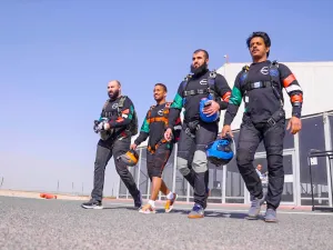  شباب الكويت يقفزون بأكبر علم "فئة السقوط الحر"
