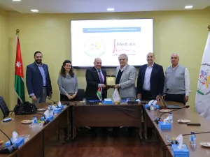 مختبرات مدلاب توقّع إتفاقية تعاون مع النقابة العامة لوكلاء السيارات وتجار قطع السيارات ولوازمها 