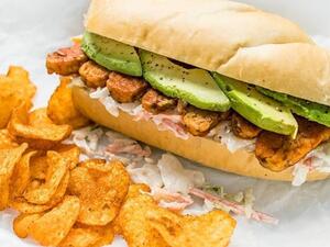 ساندويتش نباتي بصلصة بوفالو الحارة