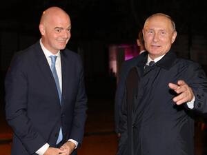 صورة أرشيفية للرئيس الروسي فلاديمير بوتين ورئيس فيفا جياني إنفانتينو