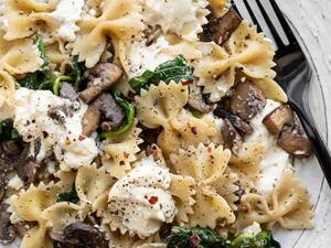 باستا الفطر والسبانخ مع الريكوتا 