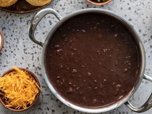 شوربة الفاصوليا السوداء المدخنة