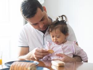 طبيب البوابة: لماذا يجب منع تقديم السكريات للرضع؟