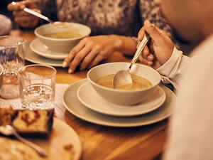 شوربات رمضان 2022 سهلة التحضير لتبدئي بها إفطارك