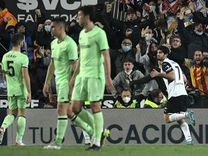 غيديش (يمين) يحتفل بهدفه الحاسم