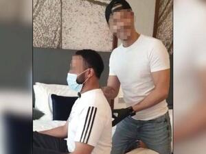 المتهم بانتحال صفة أخصائي علاج طبيعي – وهو يقوم بمساعدة شخص على أداء حركات علاج طبيعي .