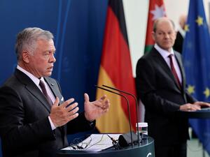 German Chancellor Olaf Scholz (R) and King Abdullah II of Jordan