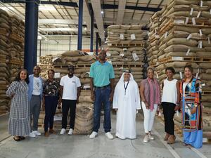 أسطورة كرة السلة ديكيمبي موتومبو يزور مركز القهوة التابع لمركز دبي للسلع المتعددة لتوسيع خط إنتاج القهوة الخاص به