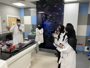 طلاب ما قبل الطب في وايل كورنيل للطب - قطر يستكشفون تطبيقات الفيزياء في الطب