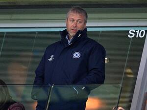 Chelsea's Russian owner Roman Abramovich is pictured during the UEFA Champions League round of 16 second leg football match between Chelsea and Paris Saint-Germain at Stamford Bridge in London on March 11, 2015. AFP PHOTO / GLYN KIRK (Photo by GLYN KIRK / AFP) Chelsea's Russian owner Roman Abramovich