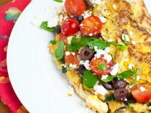 أومليت يوناني مع الهليون وجبنة الفيتا