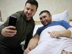 زيلينسكي يزور الجنود الأوكرانيين الجرحى ويلتقط صور "سيلفي" معهم 