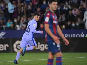 بيدري (يسار) يحتفل بهدفه الثاني لبرشلونة