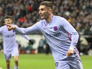 توريس نجم برشلونة يحتفل بهدفه