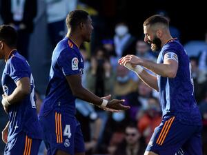 بنزيمة (يمين) يقود ريال مدريد لانتصار جديد