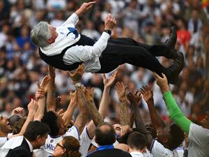 لاعبو ريال مدريد يحتفلون باللقب رفقة المدرب أنشيلوتي (المصدر: أ ف ب)
