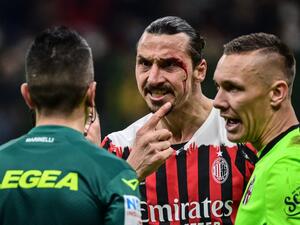 إبراهيموفيتش يتعرض لإصابة في الوجه إثر اصطدامه بميديل