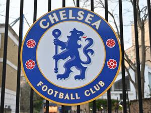 The Chelsea club crest is seen outside Chelsea's stadium, Stamford Bridge in London on March 10, 2022 (Photo by JUSTIN TALLIS / AFP)