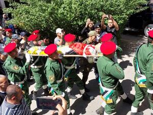 جماهير فلسطينية غفيرة تشارك بتشييع جثامين الشهداء