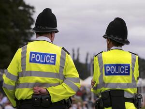 عنصران من الشرطة البريطانية 