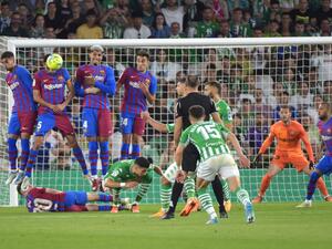 برشلونة يتفوق على بيتيس في الثواني الأخيرة (المصدر: أ ف ب)