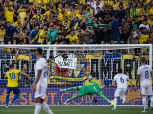 نيغريدو (يسار) يهدر ركلة جزاء لقاديش أمام ريال مدريد البطل (المصدر: أ ف ب)