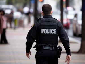 القبض على ضابطة شرطة ساعدت سجينا على الهرب بالولايات المتحدة