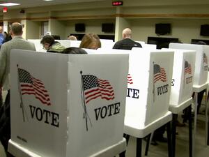 يشارك في هذه الفعالية التي ستقدم خلالها مبالغ مالية جمعها ابناء الجالية الفلسطينية