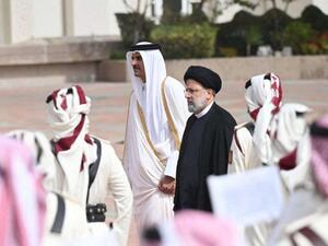 A file picture shows Qatar's Emir Sheikh Tamim bin Hamad Al-Thani and Iran's President Ebrahim Raisi attending a welcome ceremony in Doha, Qatar, February 21, 2022. (AFP) Qatari Emir (L), With Iranian president