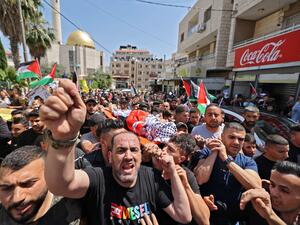 Palestinian mourners carry the body of Ghaith Yamin