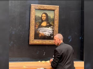 The Mona Lisa painting was attacked by a man who was dressed as an old woman at the Louvre art gallery. (Twitter/ Video Screenshot/ @lukeXC2002) Mona Lisa
