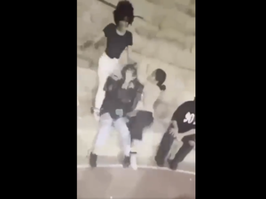 فتاة تعنف صديقتها 