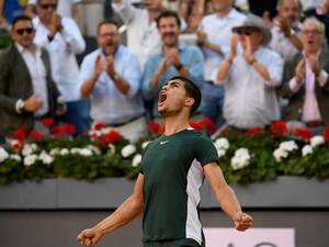 Spain's Carlos Alcaraz celebrates after winning the 2022 ATP Tour Madrid Open tennis tournament men's singles final match against Germany's Alexander Zverev at the Caja Magica in Madrid on May 8, 2022. (Photo by OSCAR DEL POZO / AFP)