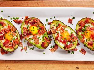 قوارب الأفوكادو المخبوزة للفطور 