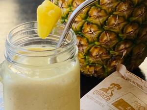 وصفة سموثي الموز والأناناس الغني بالبروتين