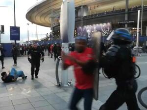 This grab taken from an AFP video shows the police intervening as fans climb the fence of the Stade de France before the UEFA Champions League final football match between Liverpool and Real Madrid at the Stade de France in Saint-Denis, north of Paris, on May 28, 2022. (Photo by Maryam EL HAMOUCHI / AFP)