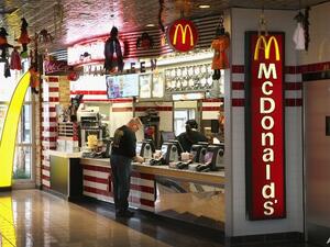 العائلات تلجأ لإستخدام مطاعم الوجبات السريعة كمطبخ وحمام وغرفة معيشة