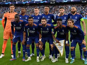 Real Madrid players pose for a team picture prior to the UEFA Champions League semi-final first leg football match between Manchester City and Real Madrid, at the Etihad Stadium, in Manchester, on April 26, 2022. (Photo by Paul ELLIS / AFP)