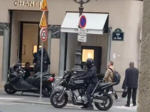 سطو مسلح على محل مجوهرات "شانيل"