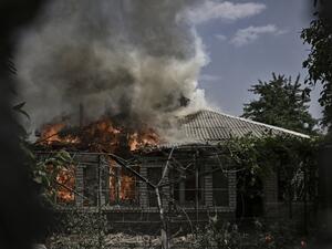 A house burns after being shelled during an artillery duel between Ukrainian and Russian troops in the city of Lysychansk, eastern Ukrainian region of Donbas, on June 11, 2022. (Photo by ARIS MESSINIS / AFP) Lysychansk city