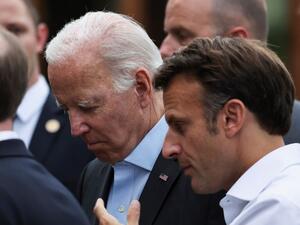 US President Joe Biden (C) and French President Emmanuel Macron (R) attend the G7 summit at Elmau Castle, southern Germany, on June 27, 2022. (Photo by LUKAS BARTH / POOL / AFP) French President