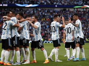 Argentina's midfielder Angel Di Maria (2nd L) celebrates with teammates after scoring their second goal during the 'Finalissima' International friendly football match between Italy and Argentina at Wembley Stadium in London on June 1, 2022. The Azzurri face the South American continental champions in the inaugural Finalissima at Wembley. (Photo by Adrian DENNIS / AFP)