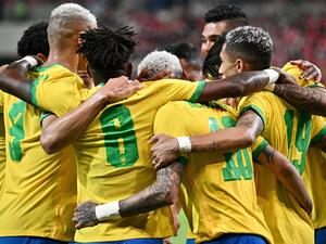 Brazil's forward Neymar (C) celebrates with teammates after he scored a penalty goal during the international football friendly match between South Korea and Brazil at Seoul World Cup Stadium in Seoul on June 2, 2022. (Photo by ANTHONY WALLACE / AFP)