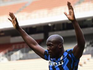 Inter Milan's Belgian forward Romelu Lukaku celebrates after scoring the 5th goal during the Italian Serie A football match Inter Milan vs Udinese on May 23, 2021 at the San Siro stadium in Milan. / AFP / Miguel MEDINA